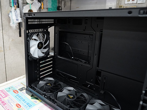 AntecのmicroATXケース「FLUX M」が発売、最大9基の120mmファンを搭載