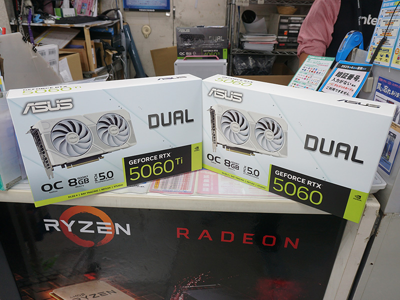 「ASUS Dual GeForce RTX 5060 Ti 8GB GDDR7 White OC Edition」と「ASUS Dual GeForce RTX 5060 8GB GDDR7 White OC Edition」