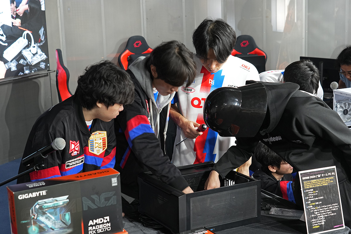 水冷クーラーのケースへの取り付けもほぼ同時に行われていた