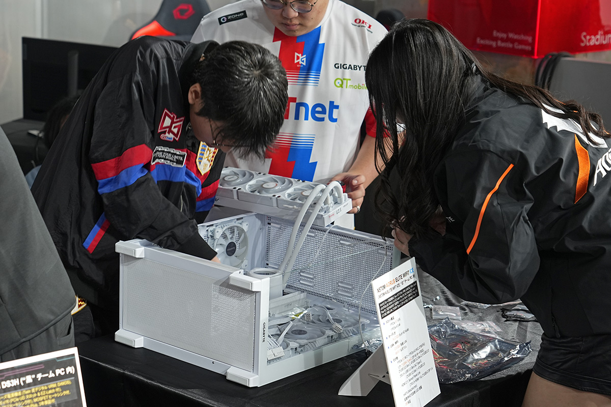 水冷クーラーのケースへの取り付けもほぼ同時に行われていた