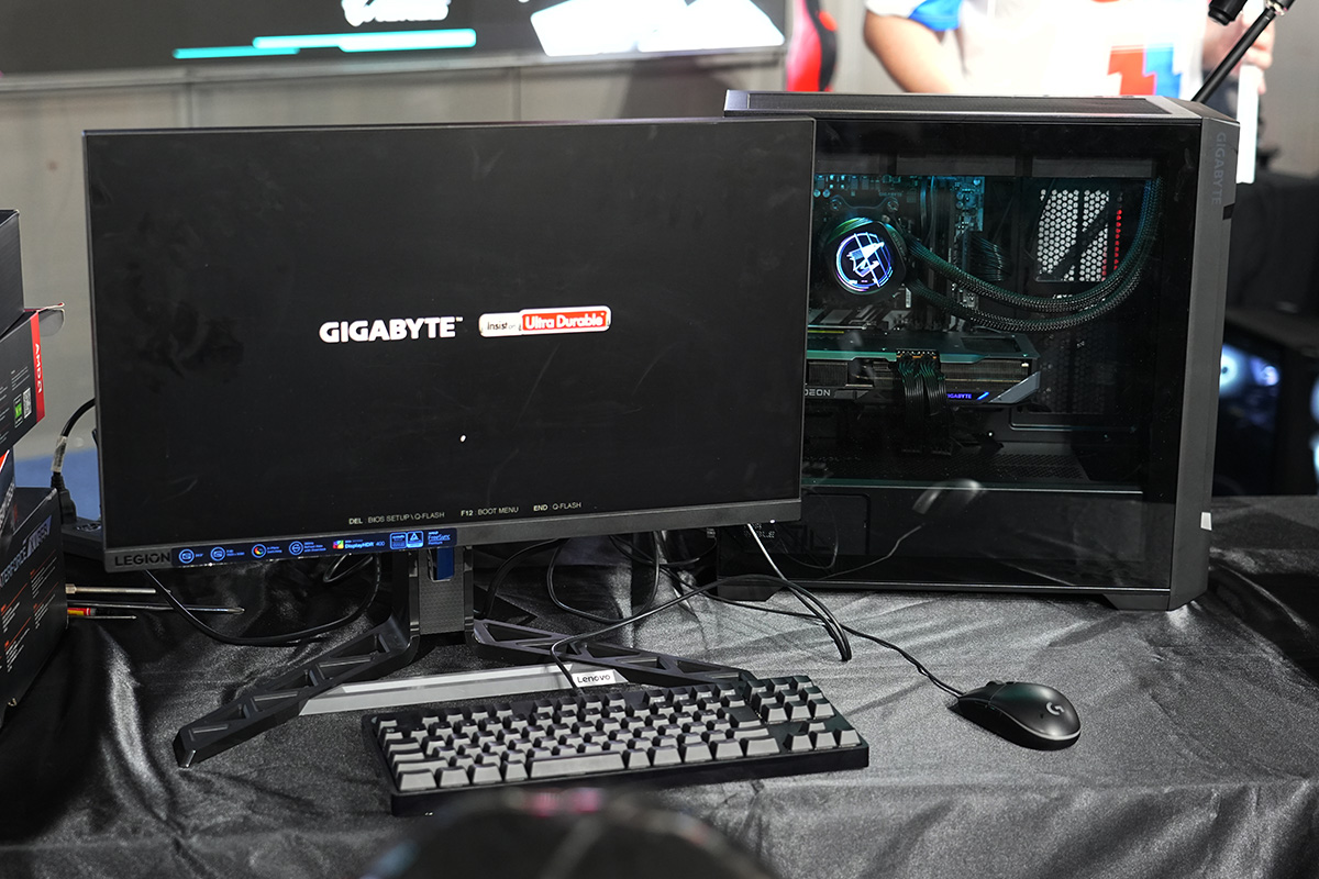 タッチの差でPCを先に完成させたのはgradeonチーム。見事一発でPCの起動に成功