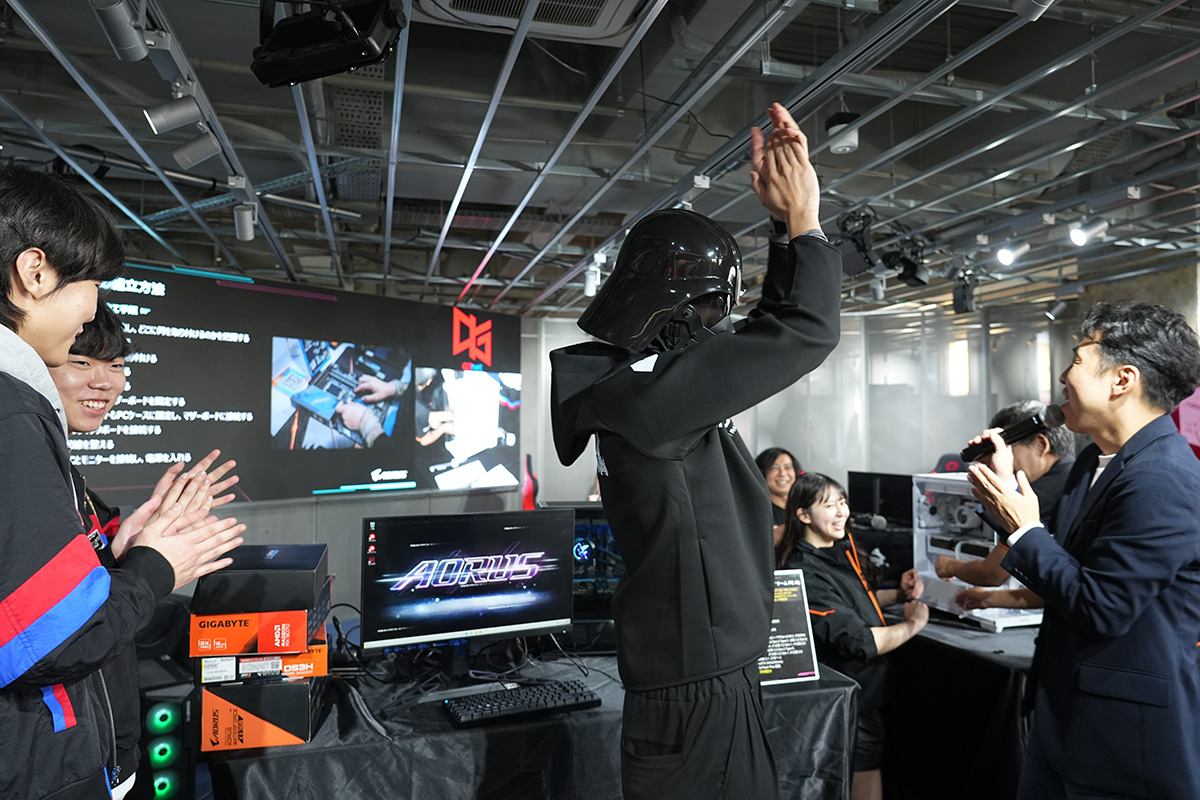 タッチの差でPCを先に完成させたのはgradeonチーム。見事一発でPCの起動に成功