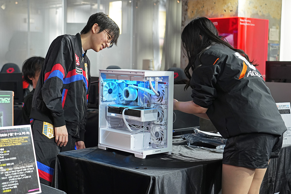 ほぼ同時にPCは完成したが、配線ミスでPCが起動しなかった村井理沙子チーム