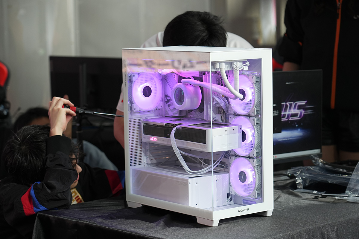 村井理沙子チームのPCも無事起動した