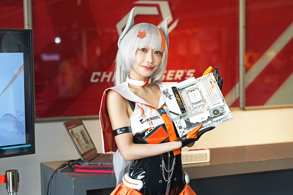 GIGABYTEの新キャラクター「神鷹凛」のコスプレで特別モデルのマザーボードをアピールする西井綾音(あたた)さん