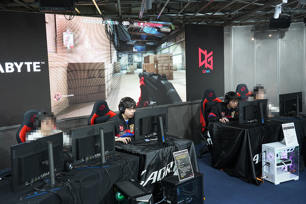 来場者を交えての対戦は2回行われ、プロゲーマー側は武器のハンデを付けた状態で対戦が行われた