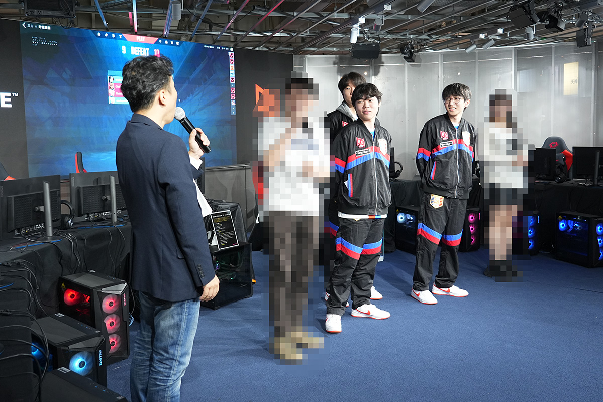 来場者を交えての対戦は2回行われ、プロゲーマー側は武器のハンデを付けた状態で対戦が行われた