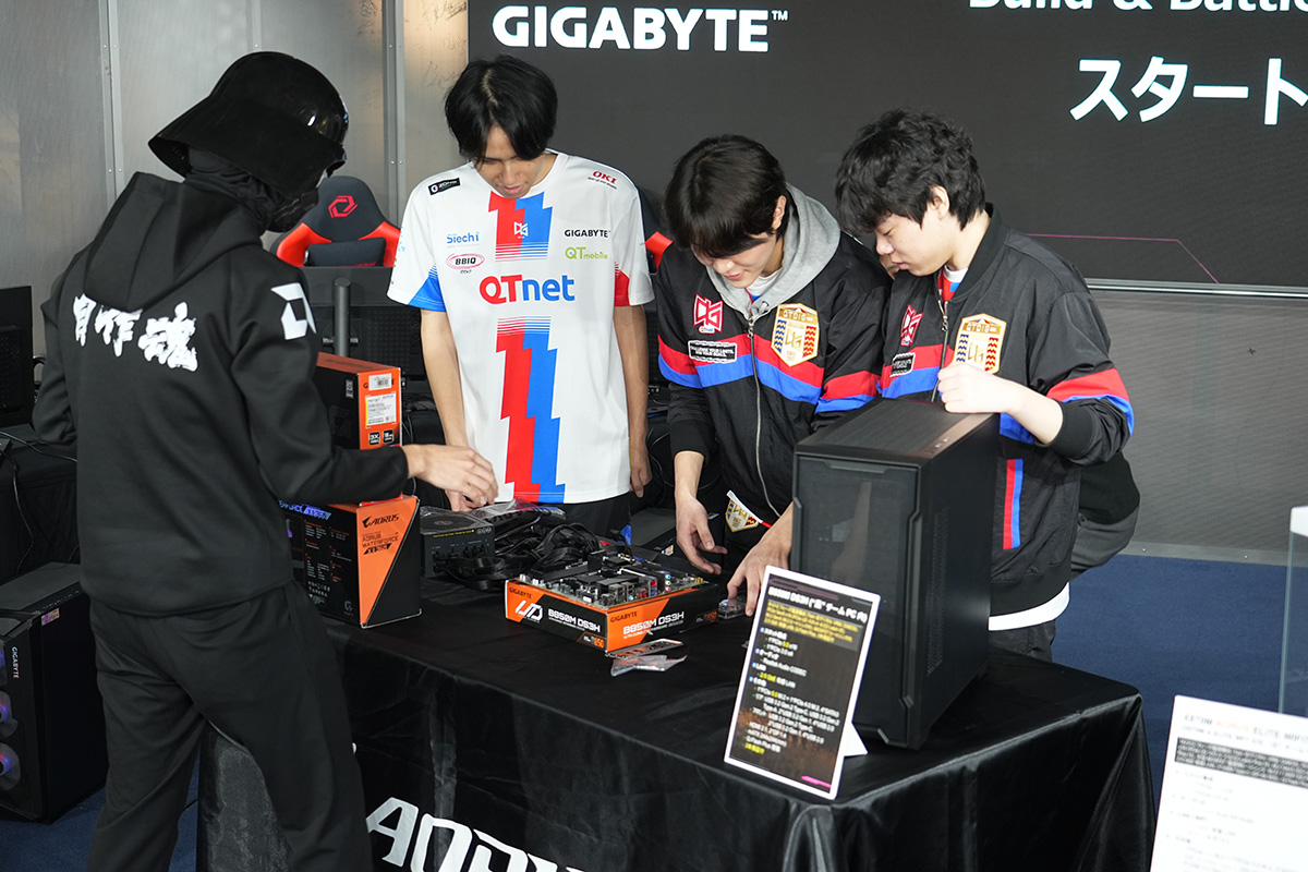 gradeon氏と村井理沙子さんがそれぞれチームの監督を務め、ゲーミングPCの完成を目指す