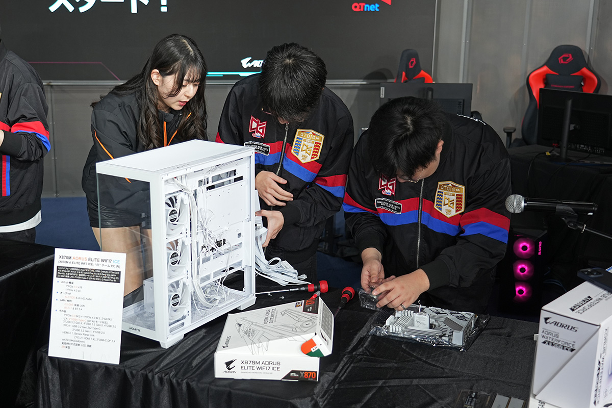 gradeon氏と村井理沙子さんがそれぞれチームの監督を務め、ゲーミングPCの完成を目指す