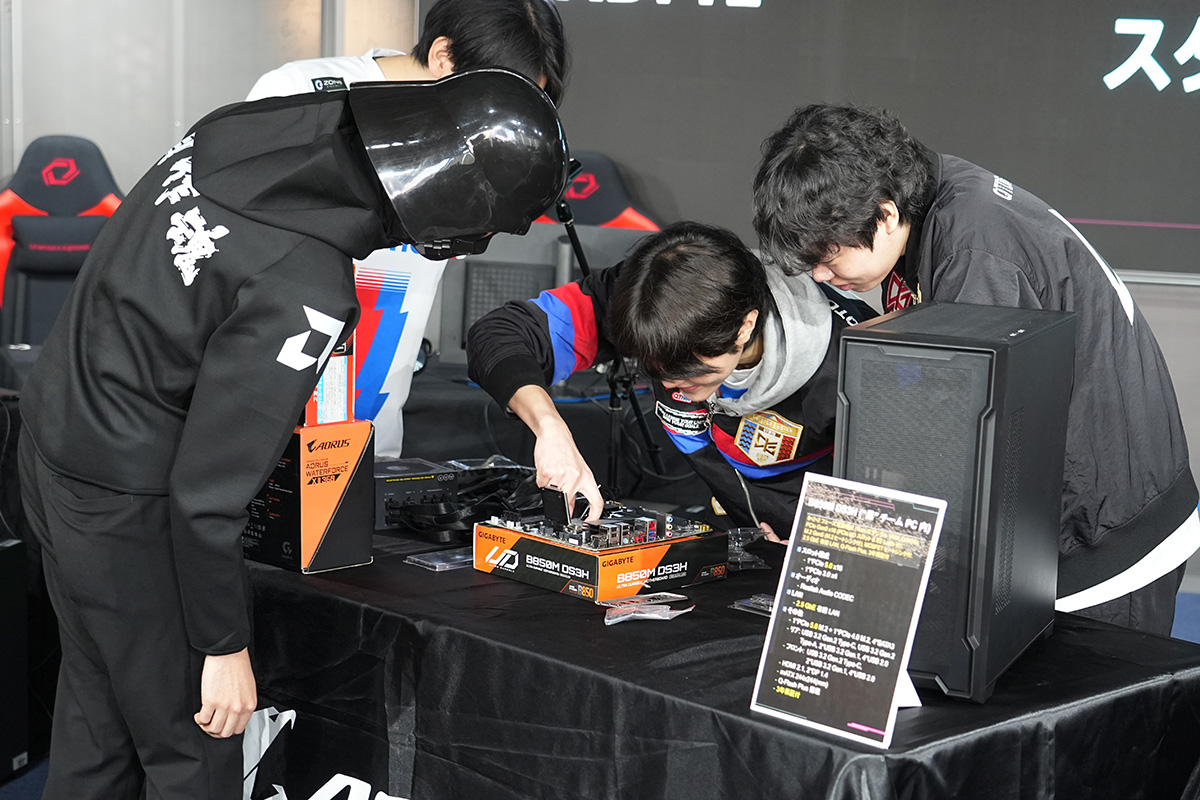 QT DIG∞のメンバーはPCの組み立ては初心者とのことだったが、トラブルなどもなくスムーズに進行していた