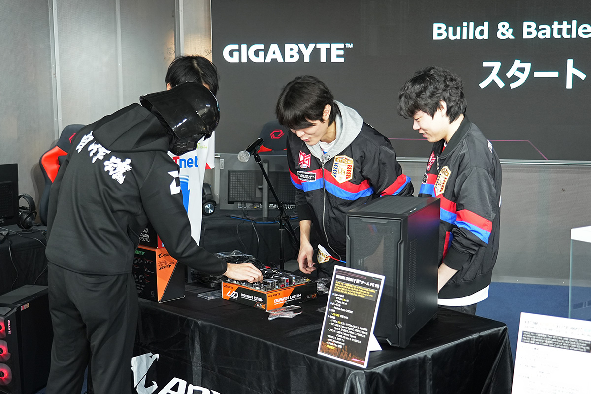 gradeon氏も村井理沙子さんもPCの組み立てに関しては経験豊富なので、CPUの取り付け方法やメモリの挿し方などのレクチャーをメンバーに行っていた