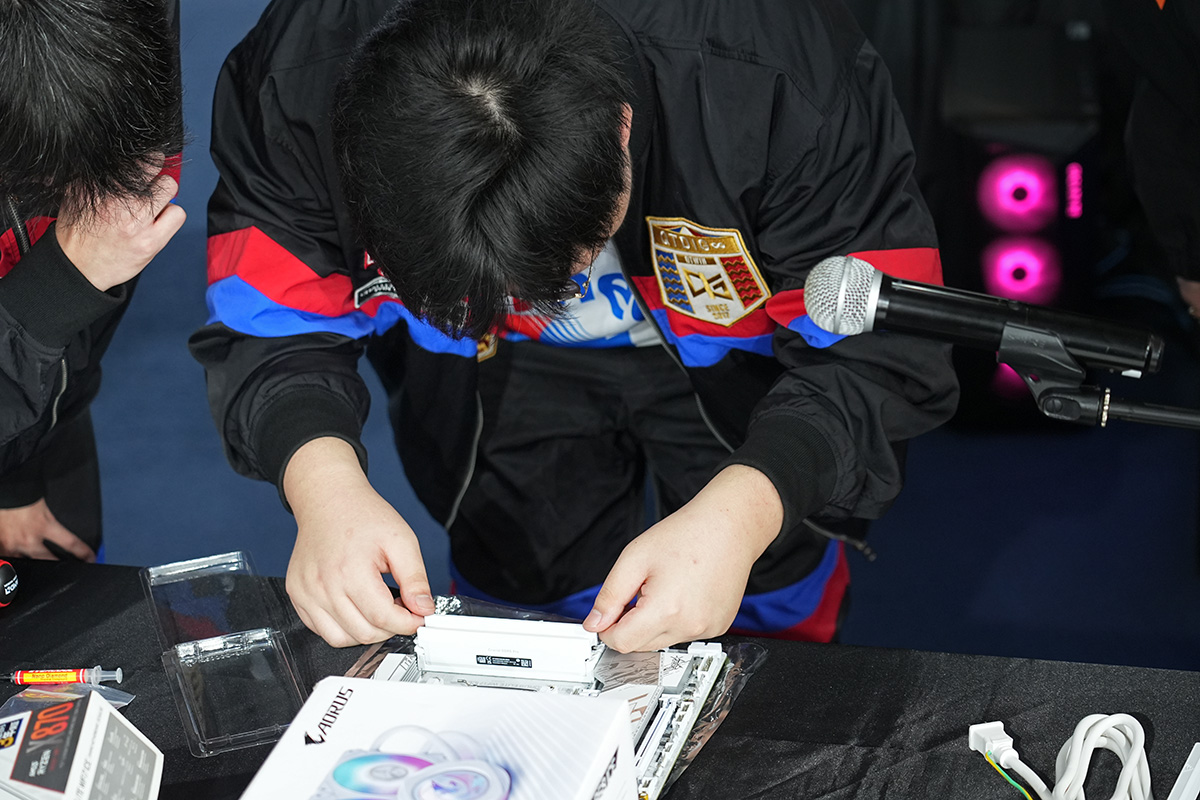 QT DIG∞のメンバーはPCの組み立ては初心者とのことだったが、トラブルなどもなくスムーズに進行していた