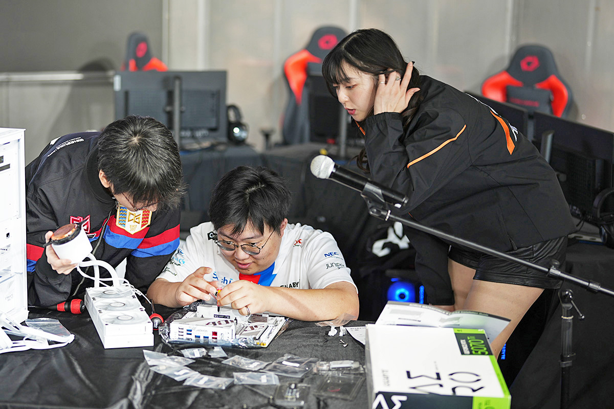 gradeon氏も村井理沙子さんもPCの組み立てに関しては経験豊富なので、CPUの取り付け方法やメモリの挿し方などのレクチャーをメンバーに行っていた