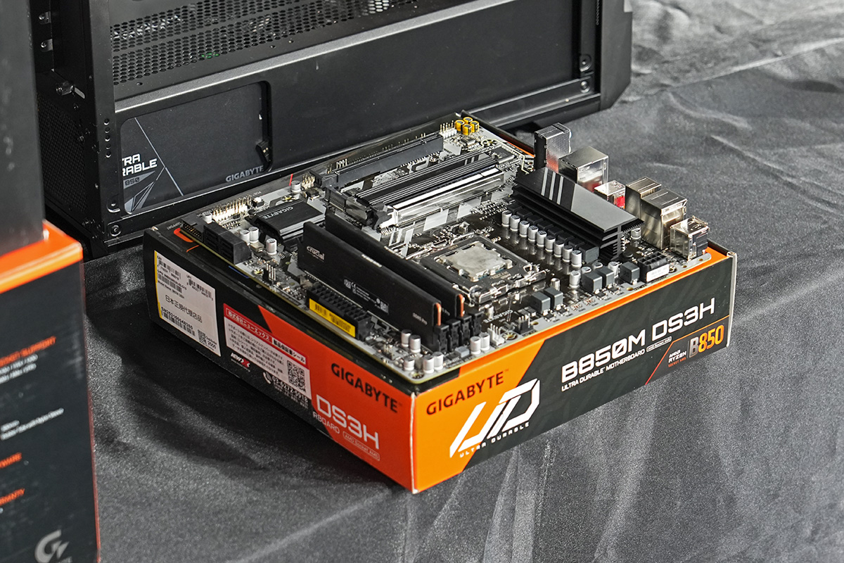 CPUの取り付け完了後は2チームともペースアップ