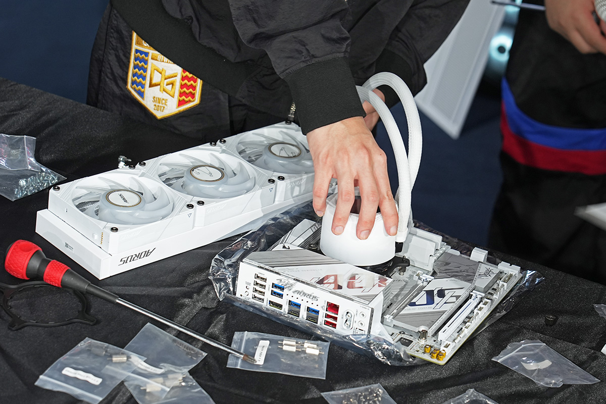 CPUの取り付け完了後は2チームともペースアップ