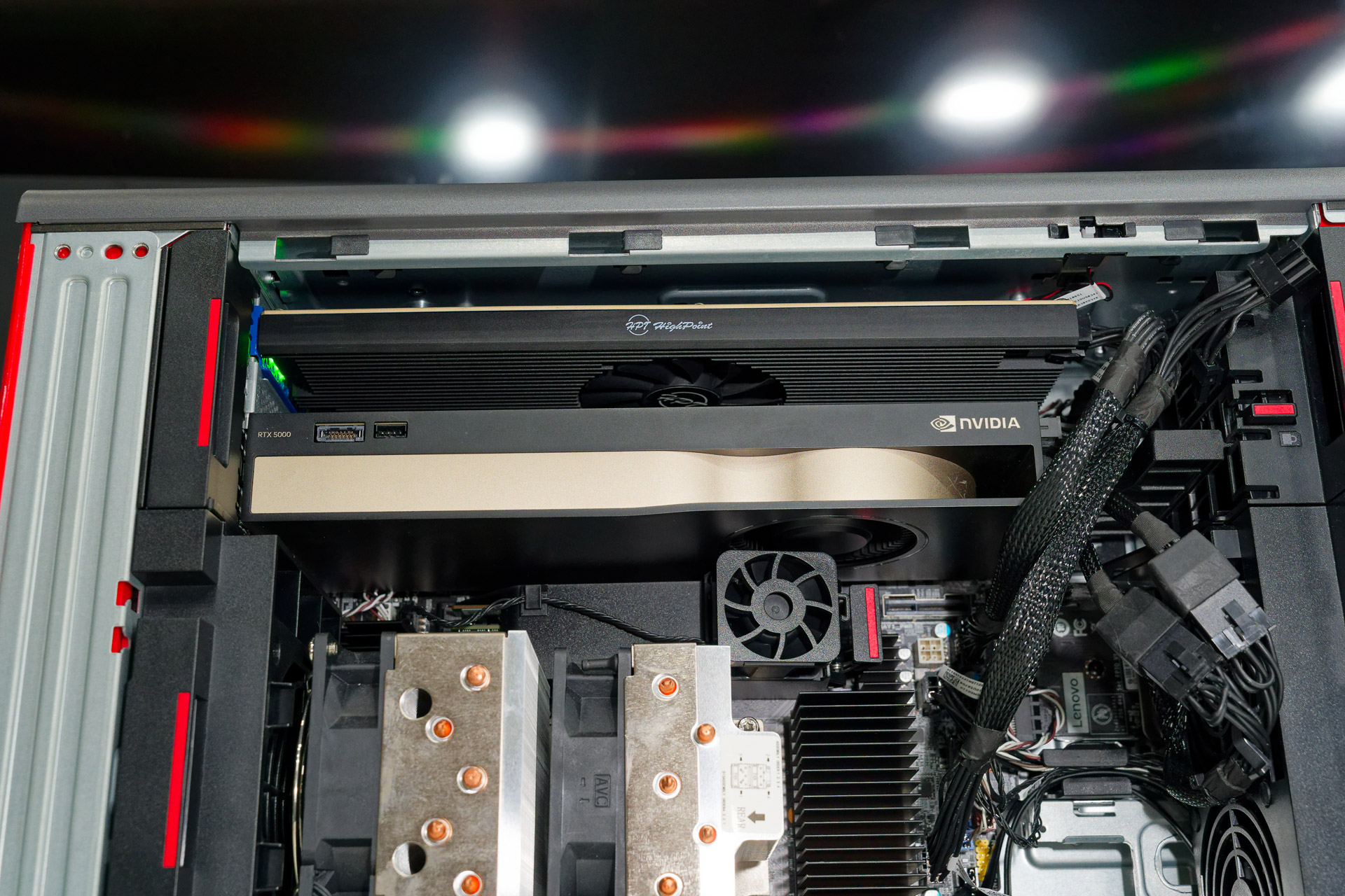 最上段に「Samsung 990 PRO 4TB」を8枚装着したHighPoint製RAIDカード「R7608A」