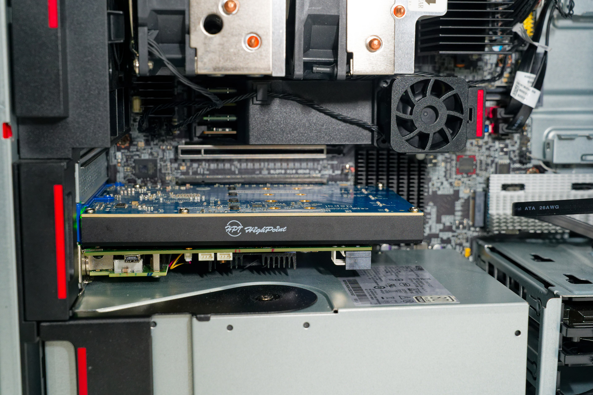 最下段に「Samsung 9100 PRO 8TB」を4枚装着した同「R7604A」