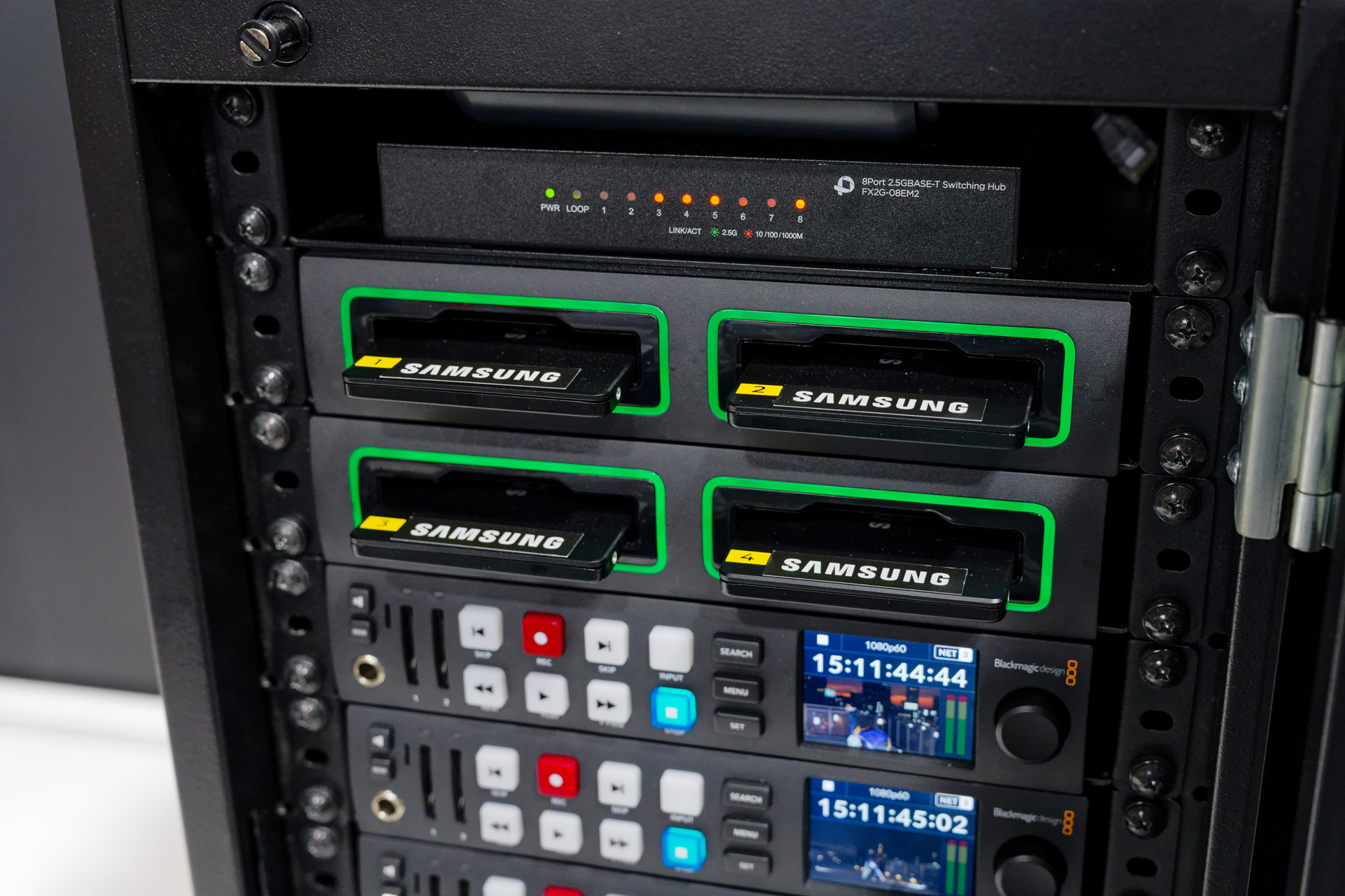 Blackmagic Design製品とSamsung SSDを組み合わせたコンパクトなリプレイパッケージ。スポーツ中継などの現場にそのまま持ち込んで、スロー再生・リプレイ操作が可能。ラックに収められたSATA SSD「Samsung 870 EVO」に映像を収録する