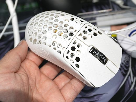 akitu ゲーミングマウス カーボン複合材採用の軽量ゲーミングマウス「AKITSU MEDIUM」が発売