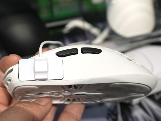 カーボン複合材採用の軽量ゲーミングマウス「AKITSU MEDIUM」が発売