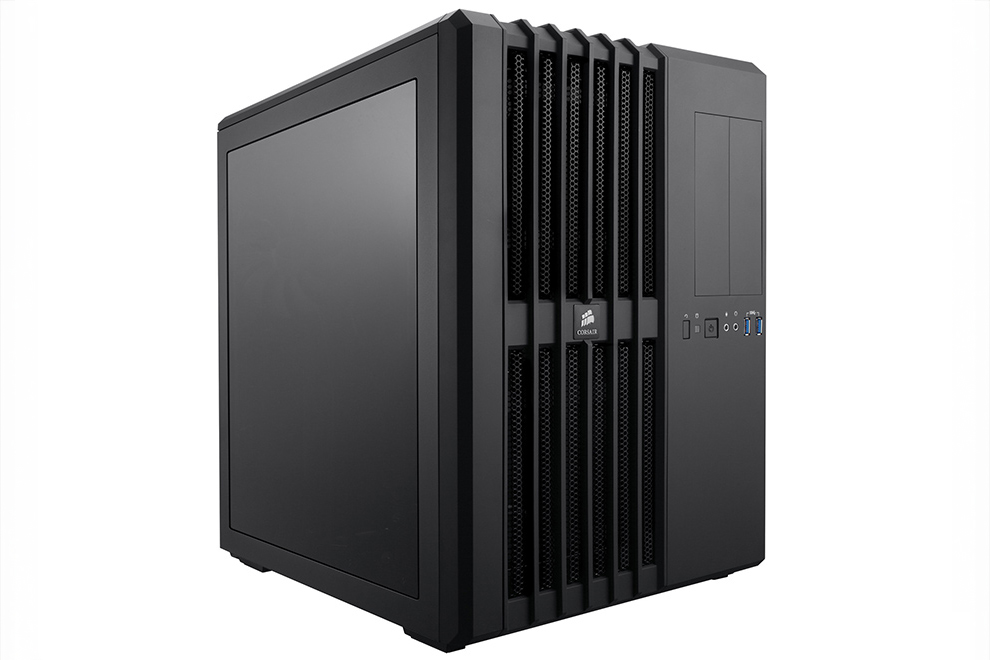 デュアルチャンバーケース初期の傑作「Carbide Air 540」。ゴツく見えるデザイン、5インチベイなど、時代を感じるところも多数あるが、サイドパネルはスモーク入りの半クリアパネル、マザーボード裏面にもアクセスできる広い開口部のマザーボードベース、36cm水冷対応など、現代に通じる面も多い