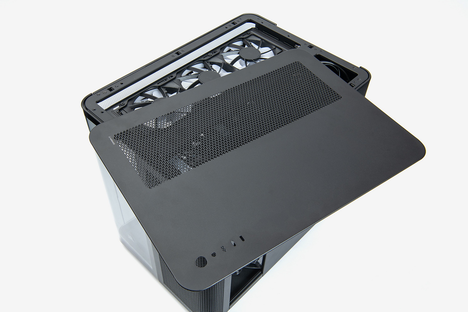 天板や前面パネル、両側面の扉はツールレスで着脱および開閉可能