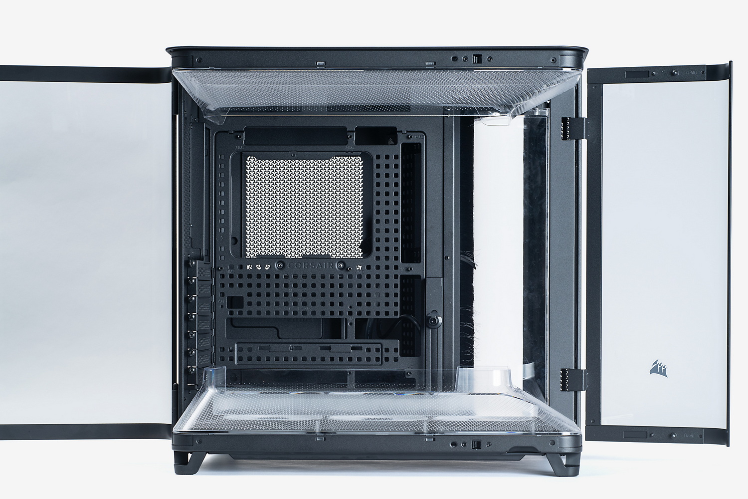 本体左側面。このチャンバーにマザーボードやビデオカードを収納する。ピラーレスなので、スペースは広く、邪魔なフレームもない