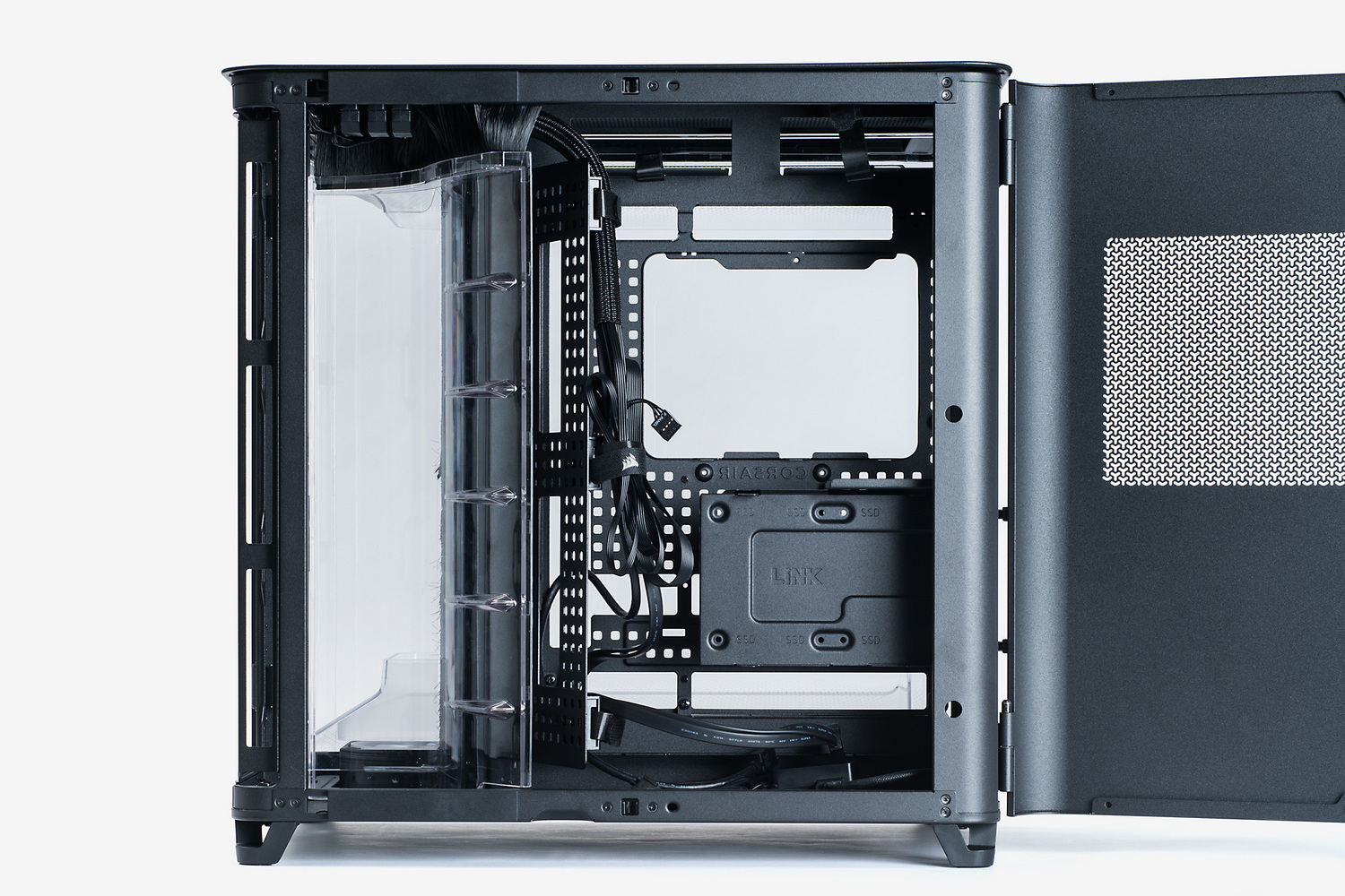 電源ユニットなどの収納チャンバーの側面カバーを開け放った状態の右側面。12cmほどの深さがあるため、電源ユニットを設置したあとでも十分な作業スペースがある