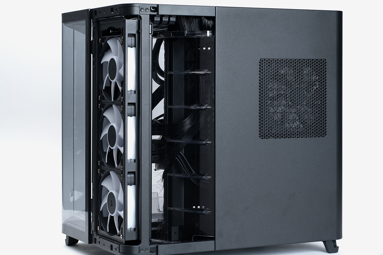 ラジエーターのチャンバーに、ラジエーターとファンを設置した状態(前面カバーは外してある)。前面から吸気し、後方に排気する。中央に見えているプラスチック製のダクトにより、ケース側面に排気するようにエアフローを整える