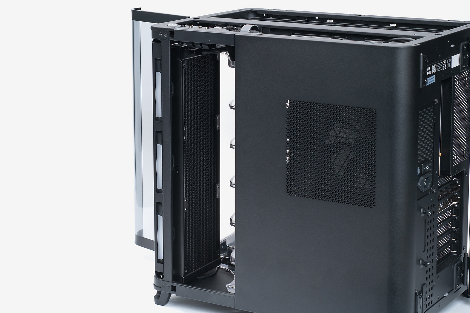 ラジエーターのチャンバーを斜め後ろから見たところ。ラジエーターが見えているが、これはカバーを取り外してあるわけではなく、ラジエーターのチャンバーには側面パネルの類はない。ちょっとドキッとする見た目だ