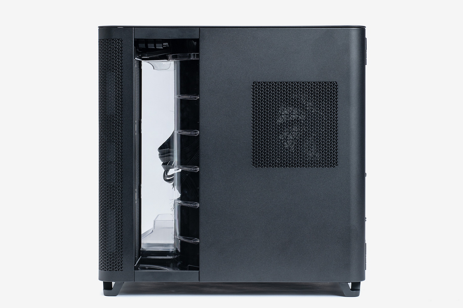 前面および側面パネルを閉じた状態の右側面。写真左側1/4くらいのスペースが水冷ラジエーターを設置するチャンバー、右側3/4くらいのスペースが電源ユニットなどを収納するチャンバー