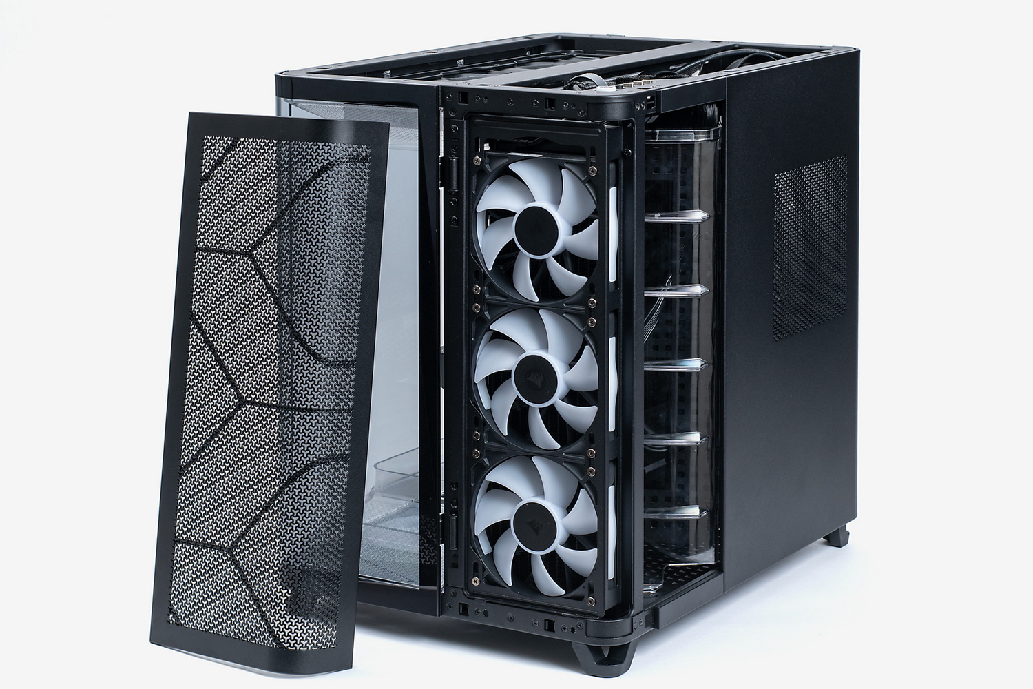 前面パネルはほぼ全面がメッシュ状。パネル裏面には着脱可能な防塵フィルターもある