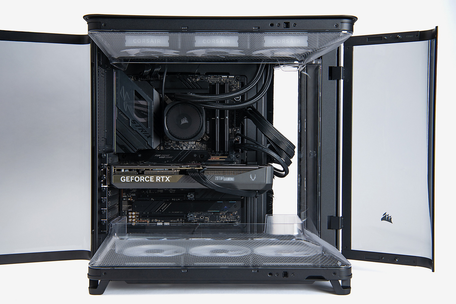 パーツを組み込んだ状態のマザーボード収納チャンバー。CPUの熱はラジエーター収納チャンバーに送られているため、ここで一番大きな熱源はビデオカードということになる