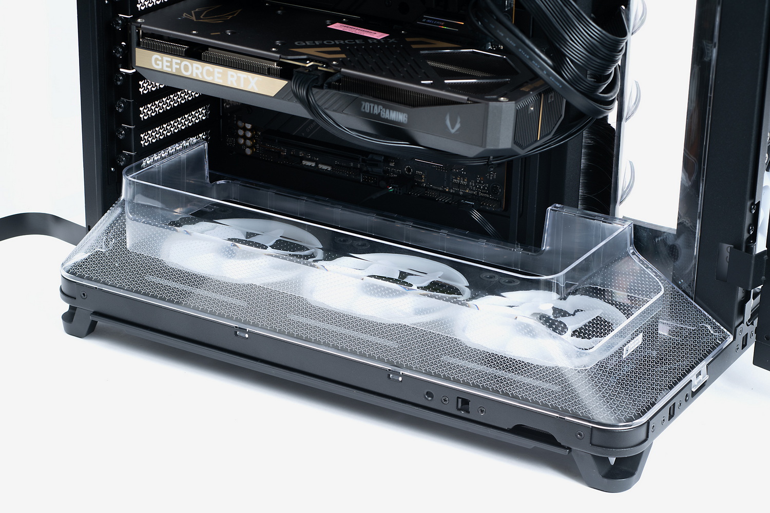 このチャンバーのエアフローは「下から上へ」。底面、および天板フレームにはエアダクトが取り付けられており、エアフローを補助している