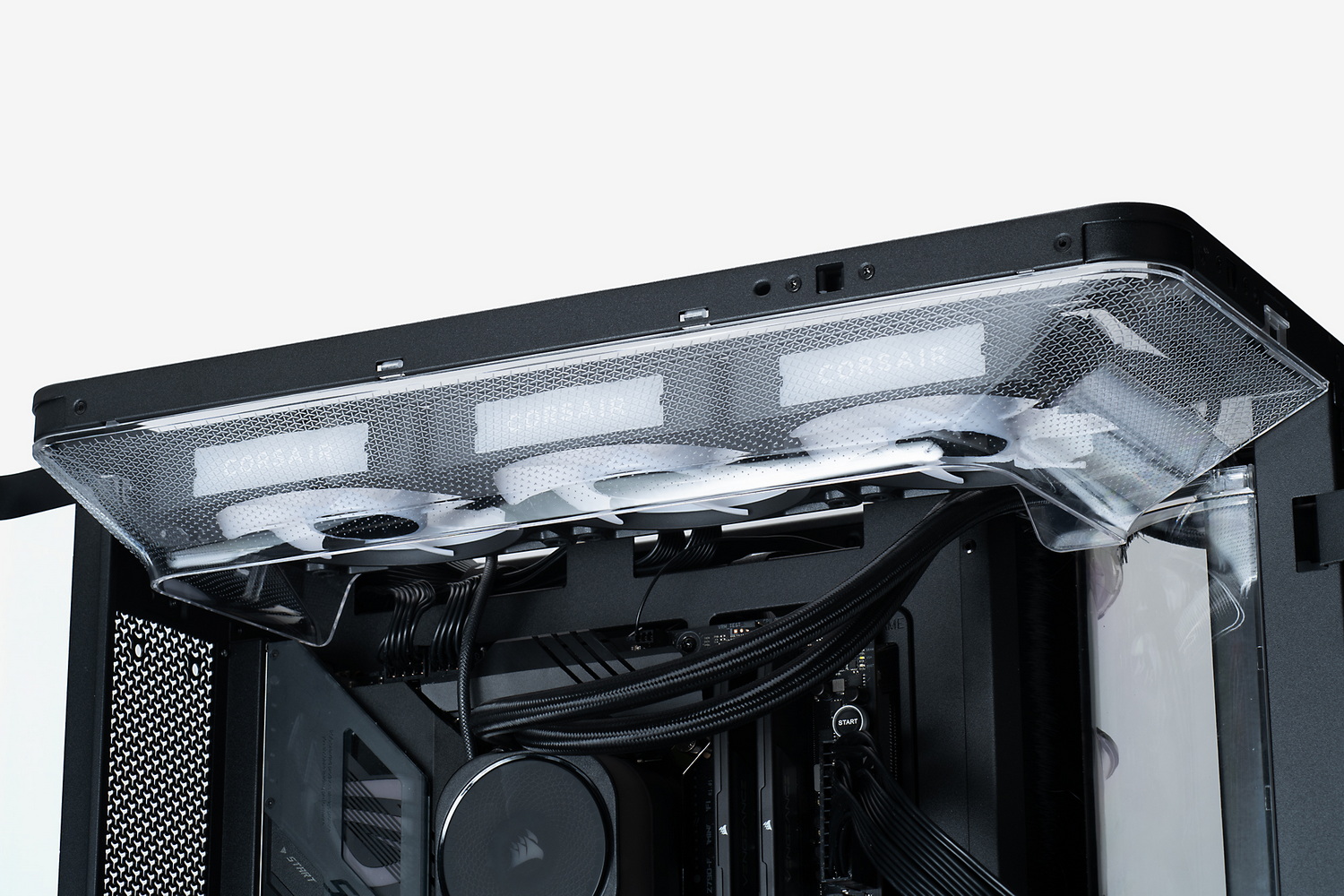 このチャンバーのエアフローは「下から上へ」。底面、および天板フレームにはエアダクトが取り付けられており、エアフローを補助している