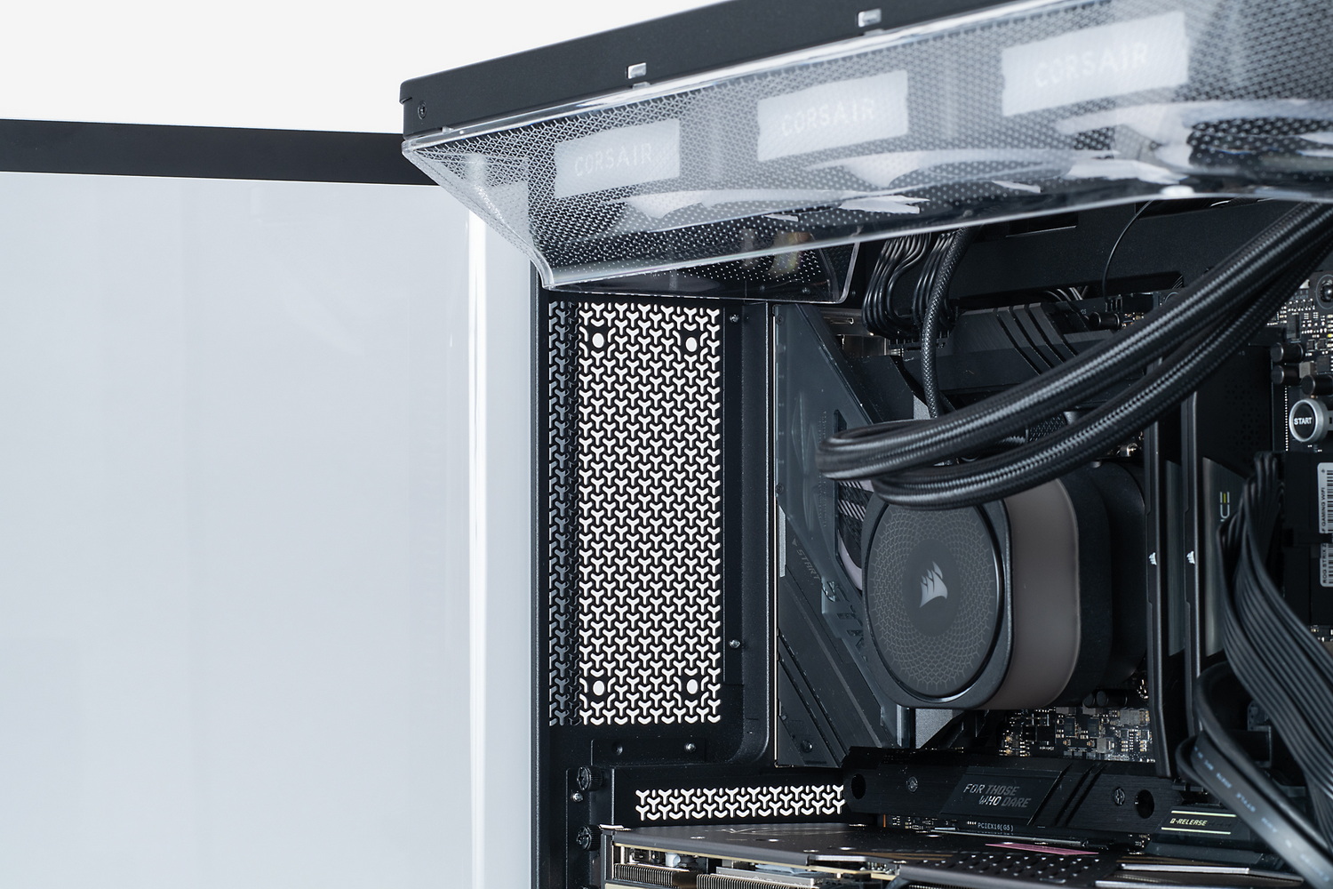 背面側にファンは取り付けられていない。製品に付属する専用ブラケットを使用すれば背面ケースファンを追加することも可能だが、一般的な使い方であれば背面ファンなしでの運用でOK