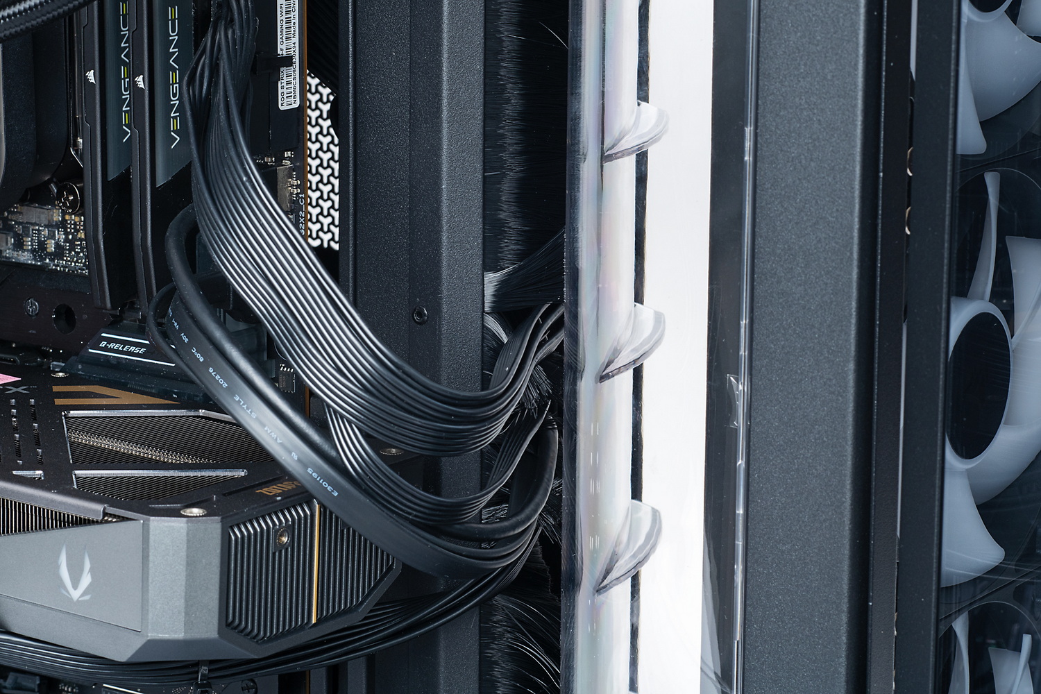 ケーブルホールにゴムカバーの“弁”が付いているのが一般的だが、本機は仕切り全体にナイロン・ブラシが取り付けられている。ケーブルを通したときに自然に隙間がふさがるようになっているのだが、使い勝手にはちょっとクセがある印象