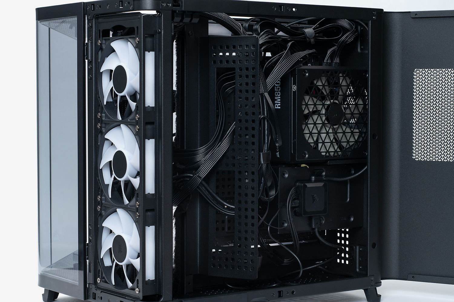 写真中央にあるプレートは、ケーブル整理に使用する補助プレート。マザーボードベースやこのプレートは広い開口部とパンチングが設けられており、結束バンドや面ファスナーを留める位置は自在。ケーブルはかなり整理しやすい