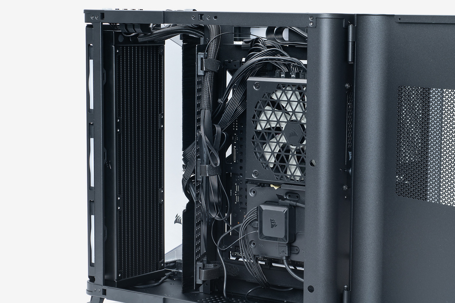 写真中央にあるプレートは、ケーブル整理に使用する補助プレート。マザーボードベースやこのプレートは広い開口部とパンチングが設けられており、結束バンドや面ファスナーを留める位置は自在。ケーブルはかなり整理しやすい