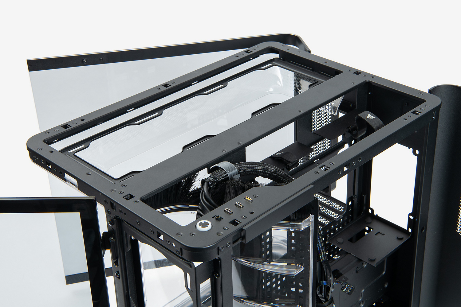 扉をすべて解放し、前面と天板のパネルも外した状態の本機。ケースのサイズが大きく、外せるパーツを外してしまえば作業スペースは非常に広いので、組み込みはラクと言っていいだろう