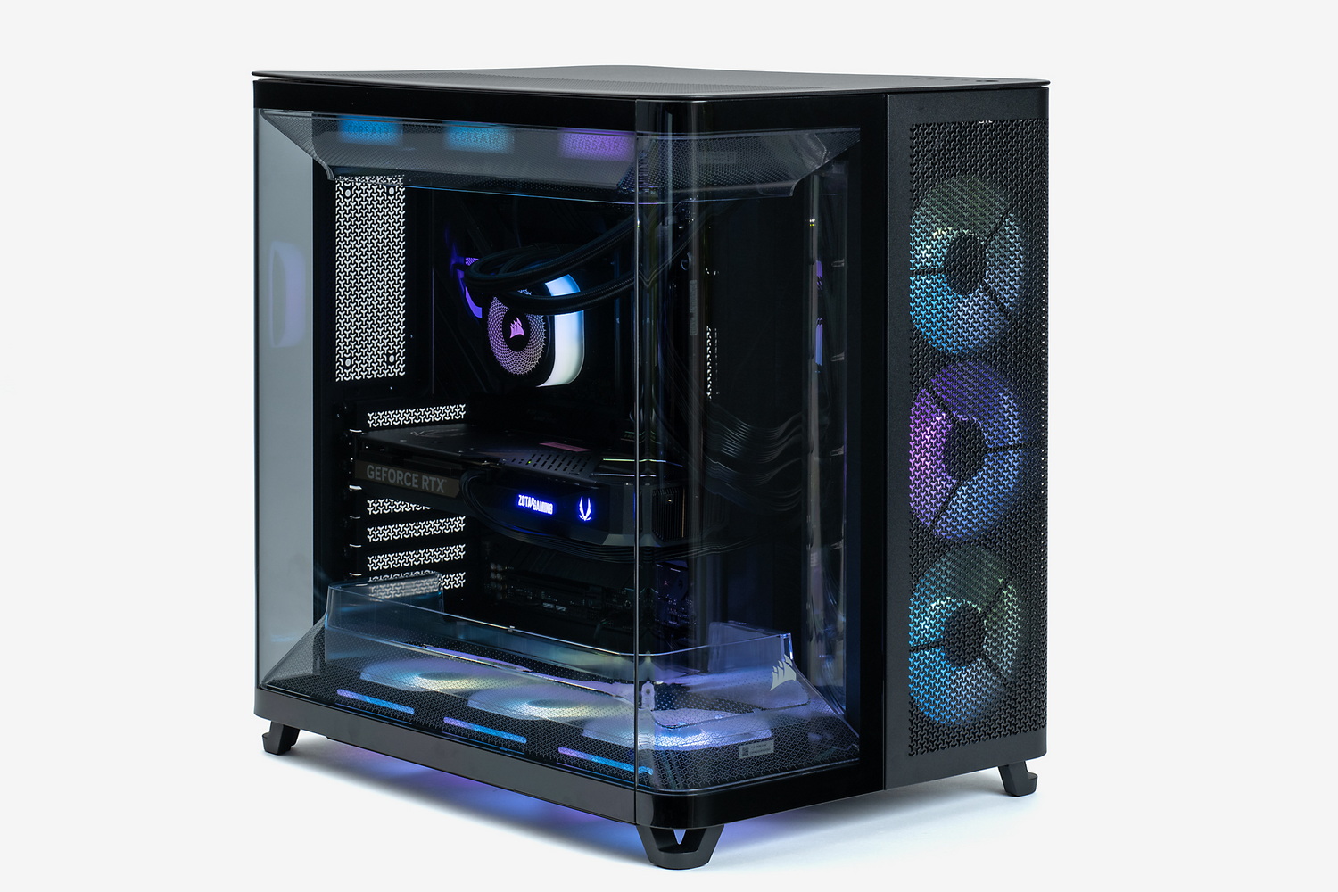 Air 5400に組み込み終わった状態。曲面のガラスパネルと9基のファン、ラジエーターチャンバー部の前面パネルの発光の雰囲気が美しい