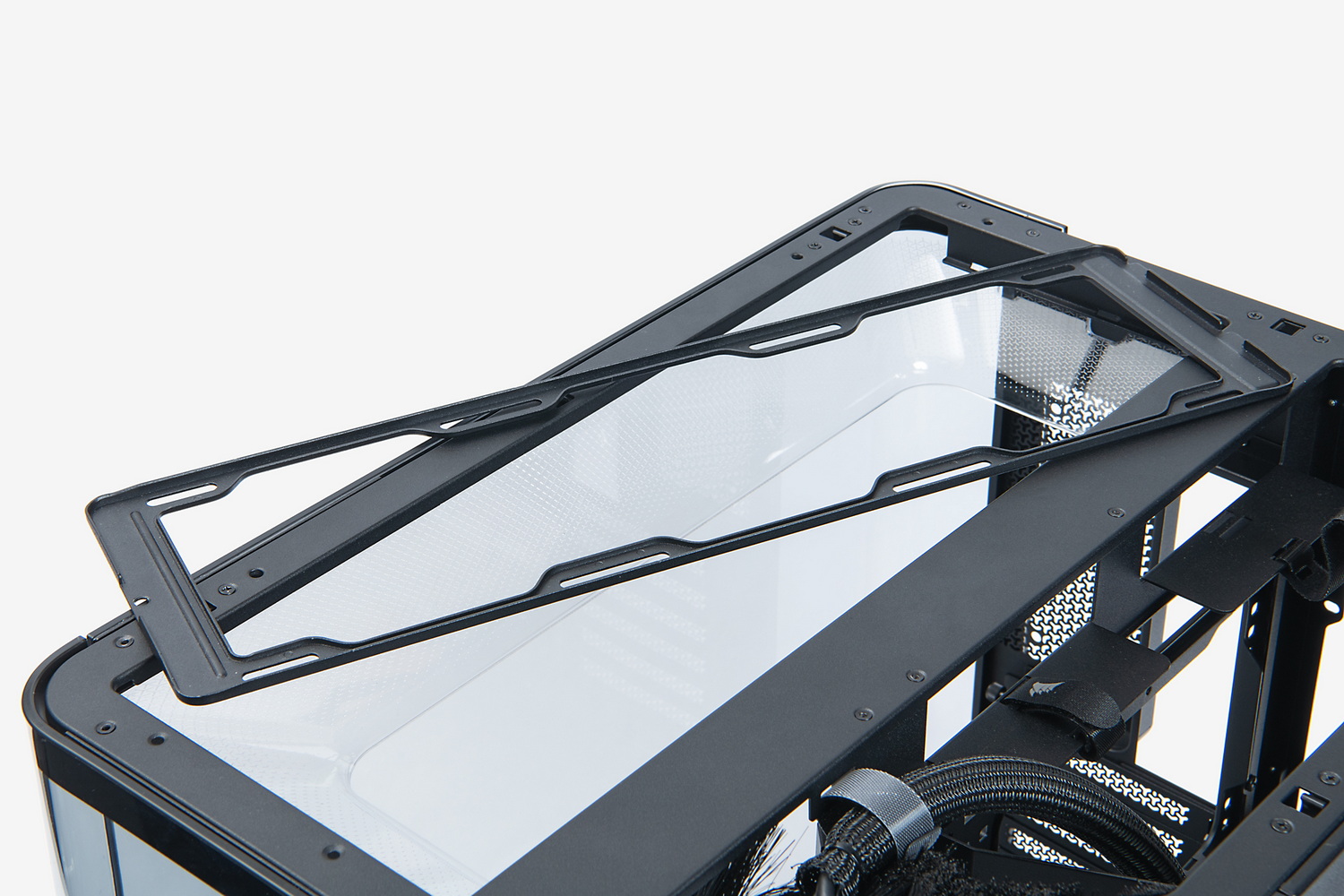 ファン/ラジエーターのマウンター、3つのダクトは取り外してしまったほうが作業は楽だろう。クリアパーツであるダクトには傷を付けないように注意したいところ。手の脂で汚れたら、完成前にきれいに拭いておくと精神衛生上よいかも