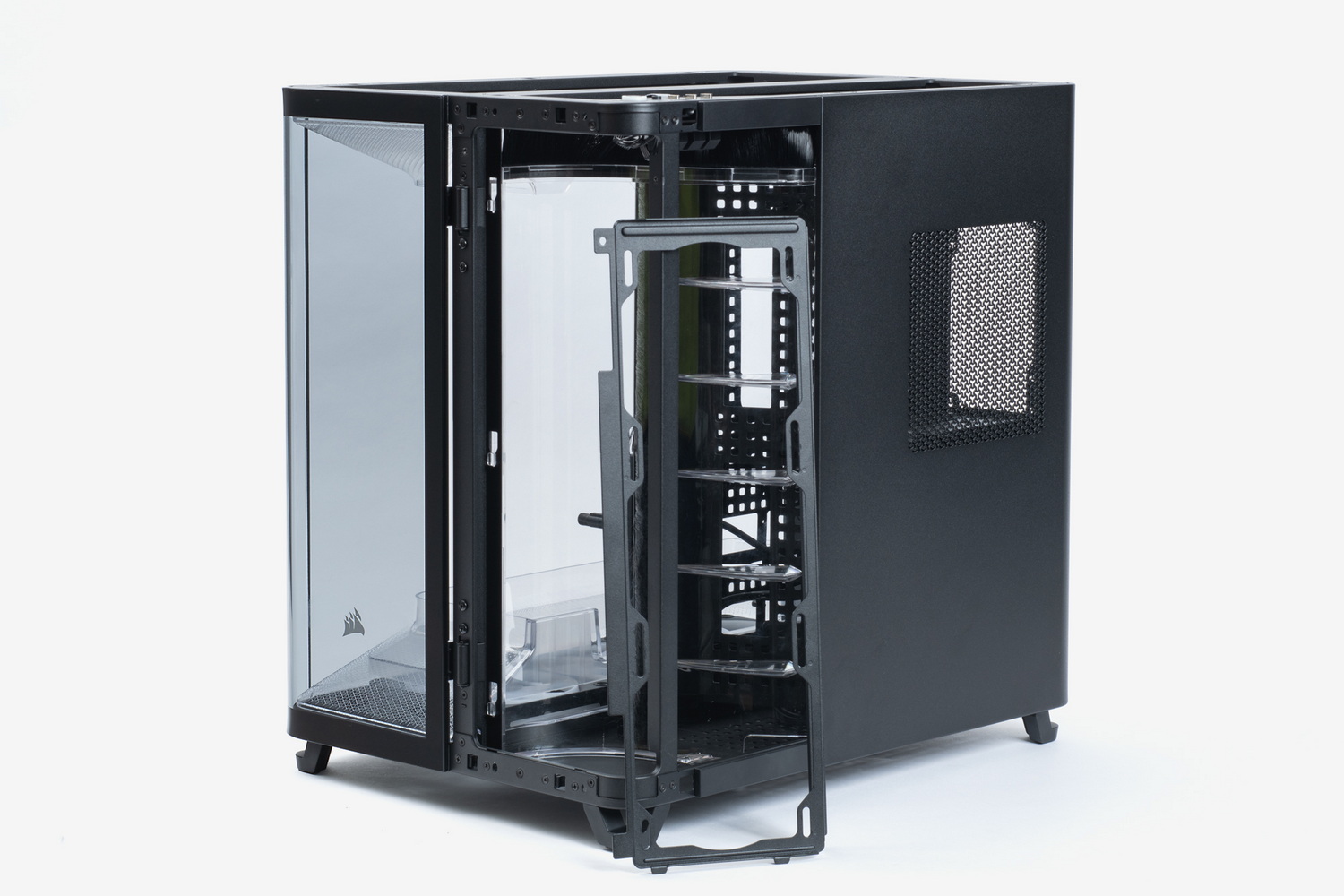 ファン/ラジエーターのマウンター、3つのダクトは取り外してしまったほうが作業は楽だろう。クリアパーツであるダクトには傷を付けないように注意したいところ。手の脂で汚れたら、完成前にきれいに拭いておくと精神衛生上よいかも