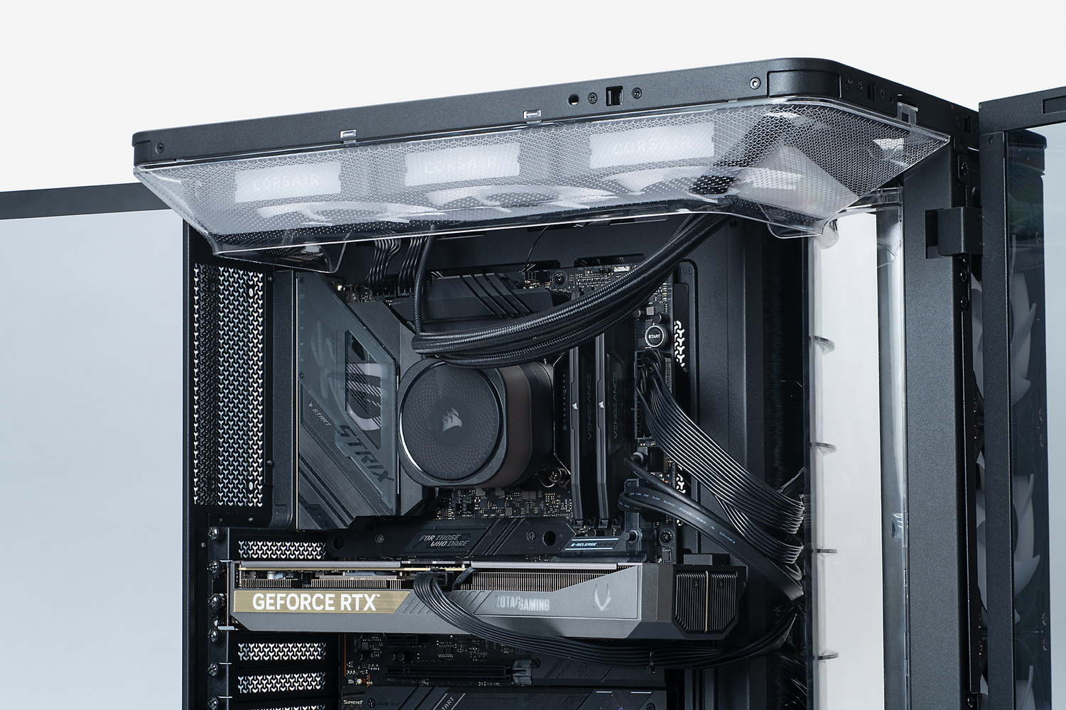 メインチャンバー上下のダクトは、マザーボードのピンヘッダーなどには干渉しない形状になっている。取り外さなくてもたいていのピンヘッダーやコネクターにはアクセスできるが、EPS 12Vのコネクター周辺はVRMヒートシンクがあるためさすがにちょっと窮屈。無理せずダクトを外してしまったほうがいいだろう