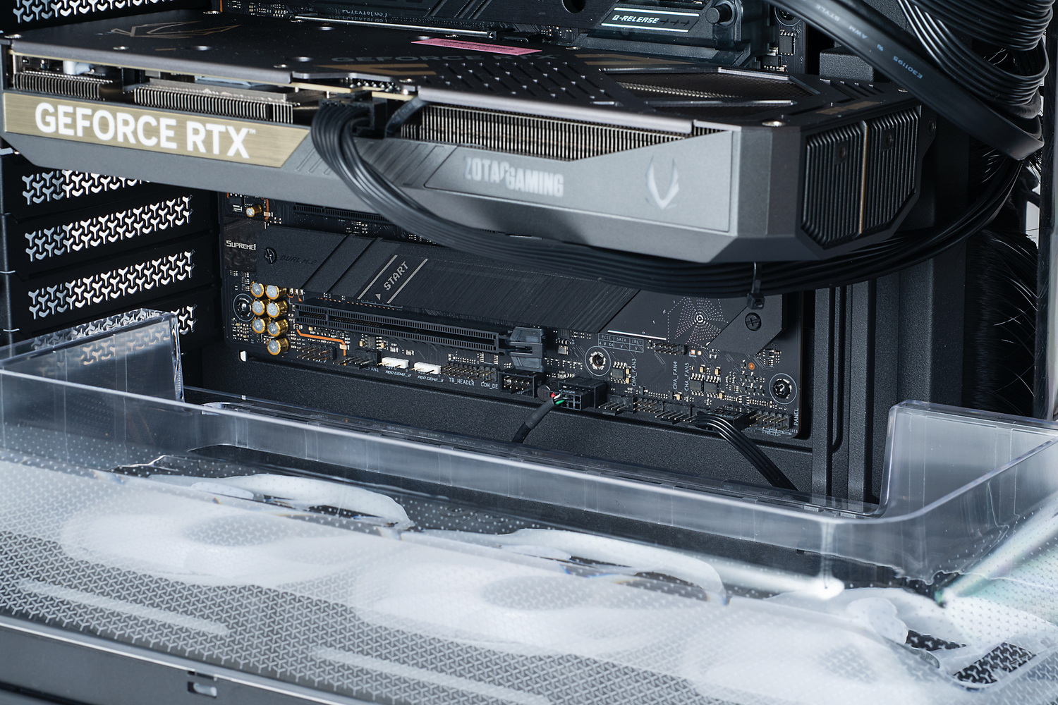 メインチャンバー上下のダクトは、マザーボードのピンヘッダーなどには干渉しない形状になっている。取り外さなくてもたいていのピンヘッダーやコネクターにはアクセスできるが、EPS 12Vのコネクター周辺はVRMヒートシンクがあるためさすがにちょっと窮屈。無理せずダクトを外してしまったほうがいいだろう