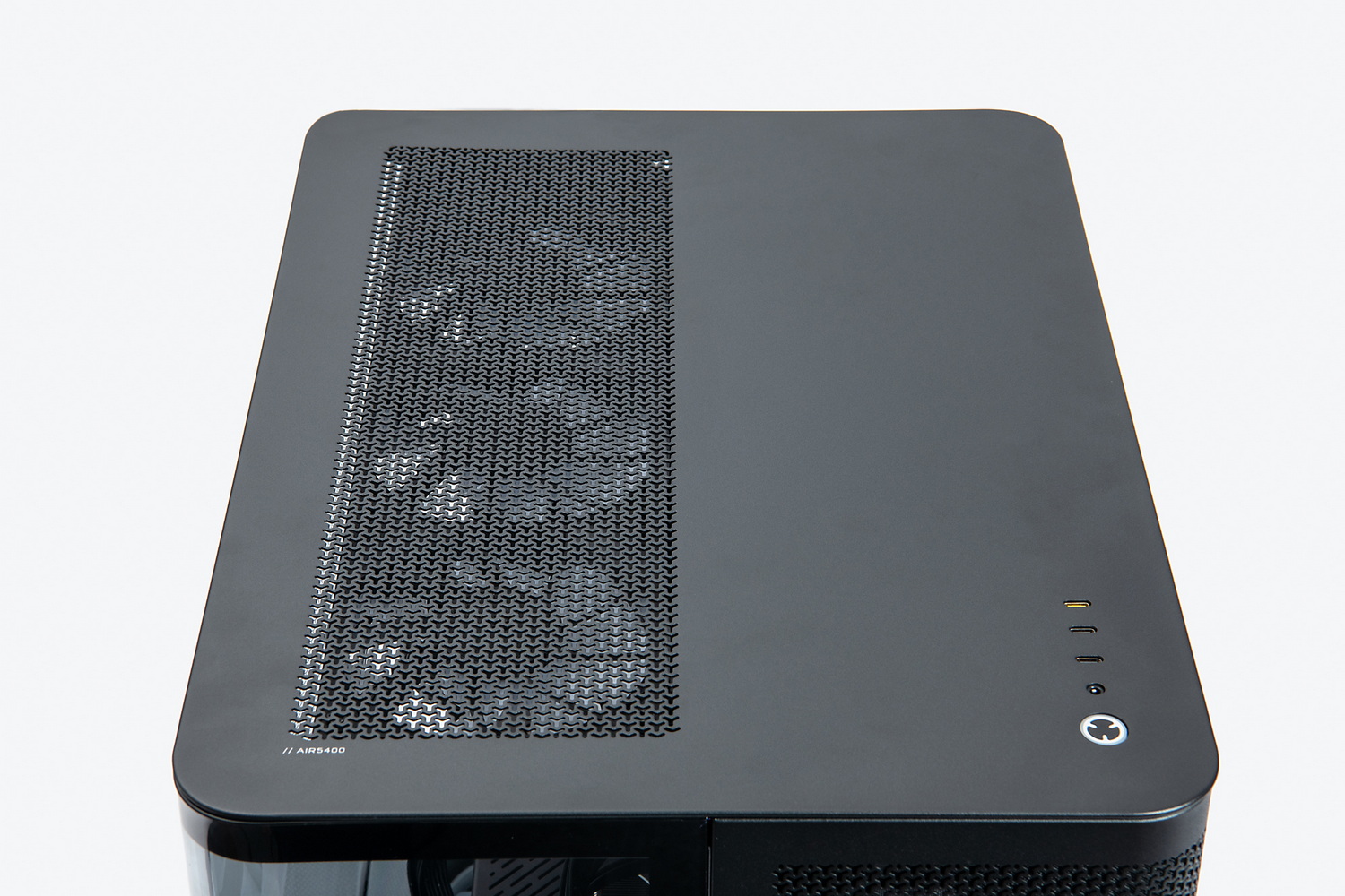 本体上部。天板の右前方側には、電源スイッチ、オーディオ端子、3基のUSB Type-Cポート(USB3.2 Gen2x2=USB 20Gbps×1、USB 3.2 Gen1=USB 5Gbps×2)を備える。左半分弱は天板からの排気のためにメッシュ形状になっている