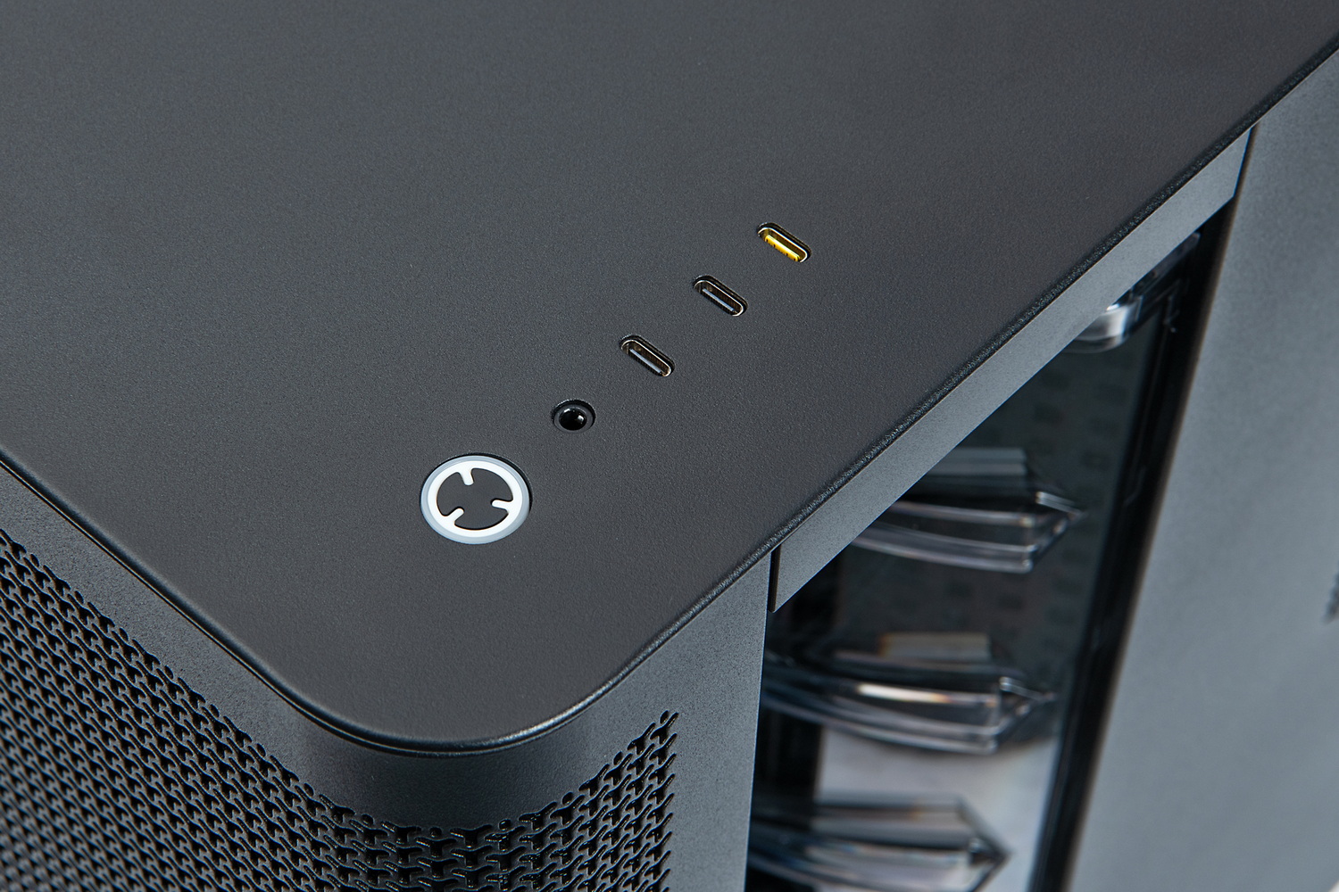 本体上部。天板の右前方側には、電源スイッチ、オーディオ端子、3基のUSB Type-Cポート(USB3.2 Gen2x2=USB 20Gbps×1、USB 3.2 Gen1=USB 5Gbps×2)を備える。左半分弱は天板からの排気のためにメッシュ形状になっている