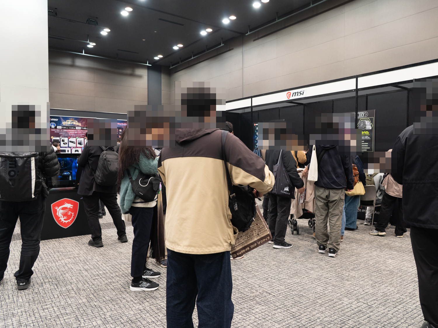 会場メインステージの反対側にあるメーカーブースも来場者で賑わった