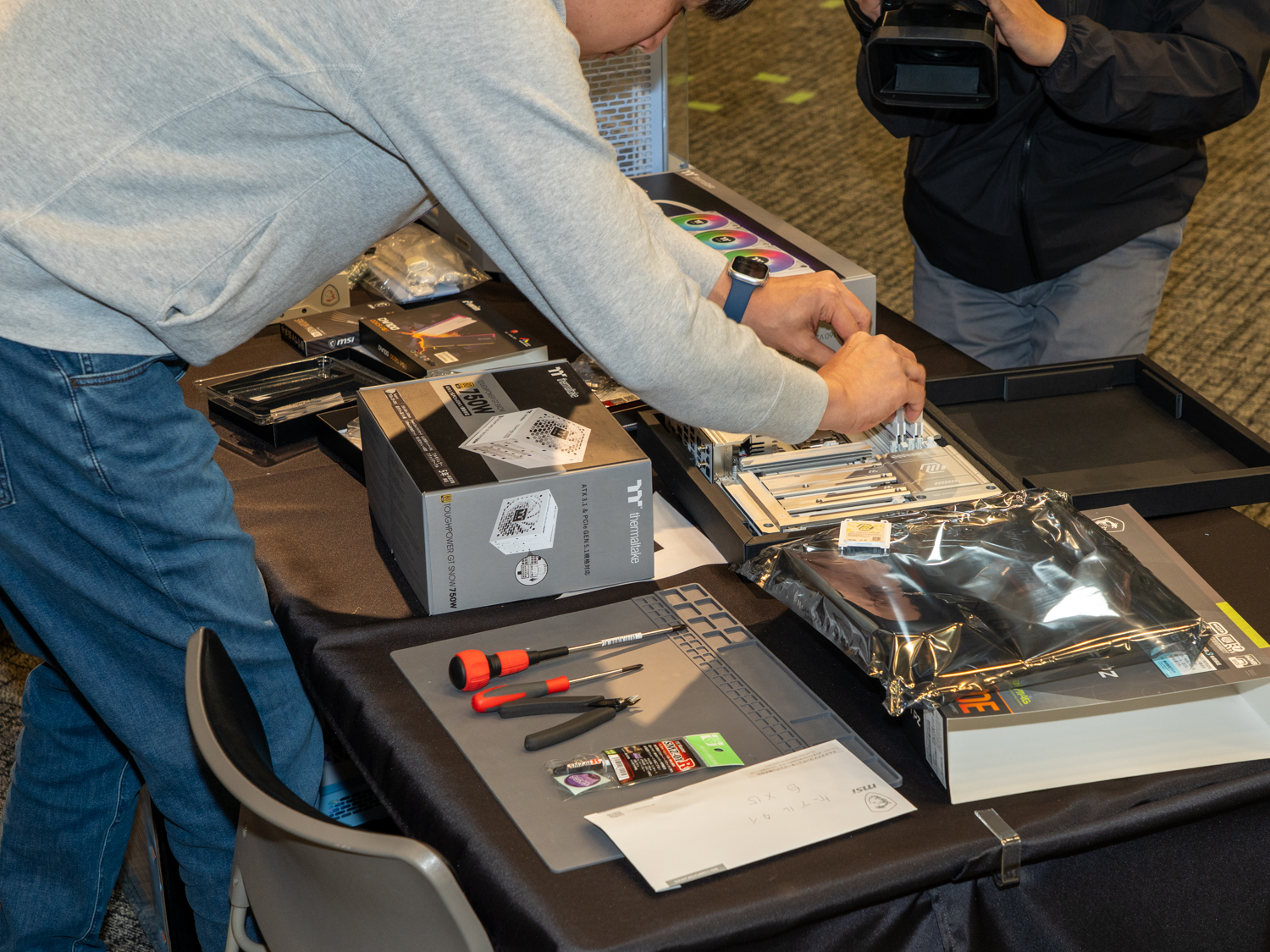 よく見ると各人それぞれ組み立ての順番が違って面白い