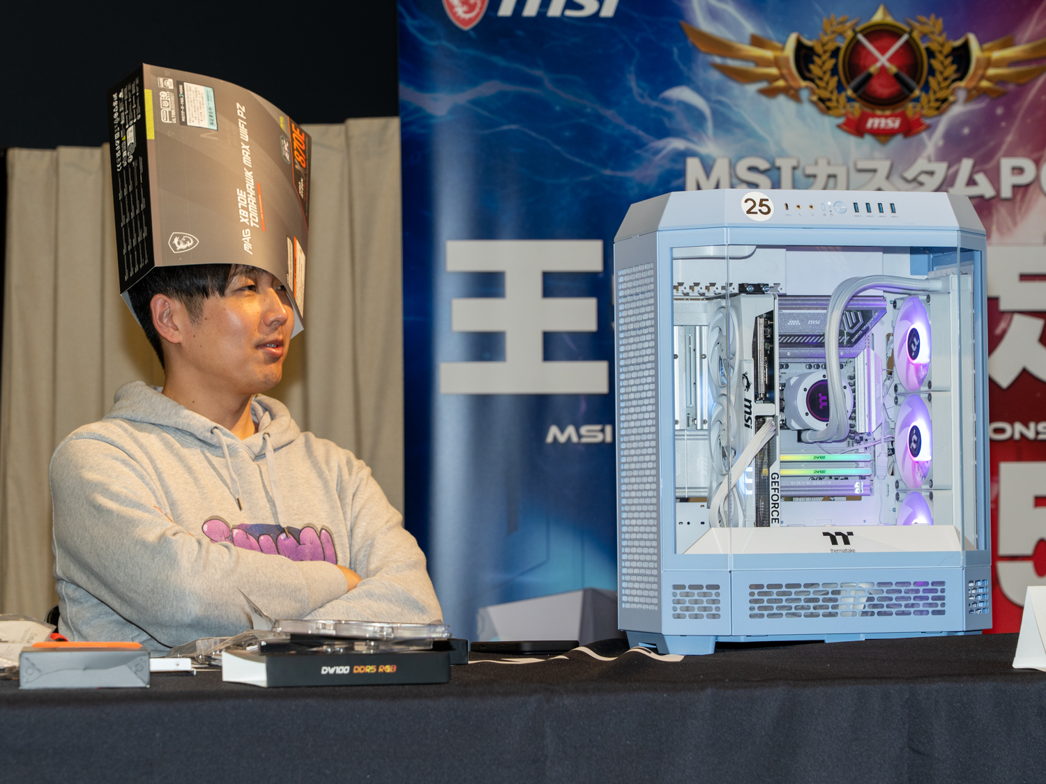 組み上がったところでなぜかMSI製マザーボードの外箱を頭にかぶりだす清水氏